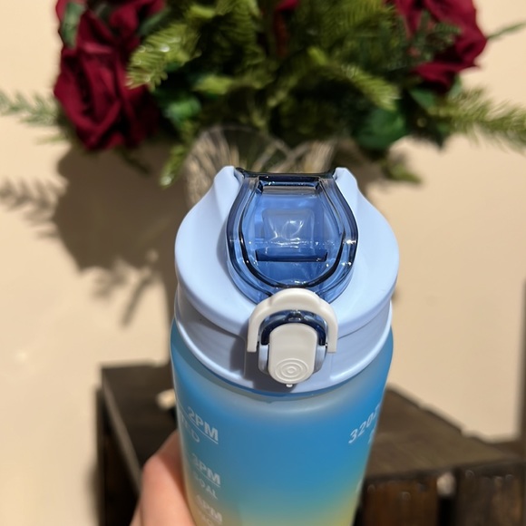 🌈 RAINBOW Water Bottle 25oz Motivational Fitness Jug with Time Markers - Picture 3 of 8